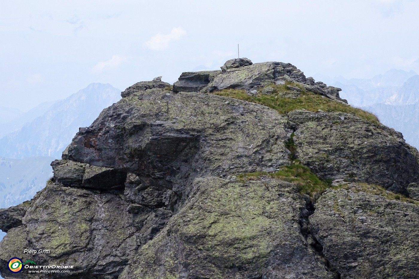 77 Zoom sulla cima rocciosa del Ponteranica occ..JPG